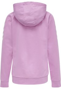 Huvtröja i ljusrosa, har en mjuk textur, ribbad manschett och fåll, samt vita ränder längs ärmarna.