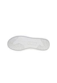 Suela de zapatilla blanca con un patrón de trama de espiga y un logo grabado en la media suela. Textura suave sin signos visibles de desgaste.