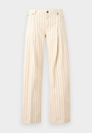 Pantaloni largi de culoarea crem cu dungi verticale subțiri negre, pliuri în față, bucle pentru curea, nasture și buzunare.