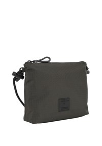 Borsa a pochette grigia scura con un tessuto texturizzato, una cerniera nera e un tirante intrecciato. Presenta una piccola etichetta con logo su un lato.