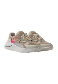 Scarpe da ginnastica beige con tomaia in mesh e suede, caratterizzate da dettagli rosa, grigi e bianchi, lacci testurizzati e una spessa suola bianca.