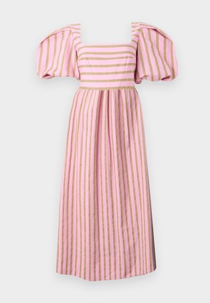 Sukienka midi w paski z kwadratowym dekoltem i bufiastymi rękawami. Kolor bazowy różowy z złotymi paskami, wykonana z gładkiego materiału, o zwiewnym kroju.
