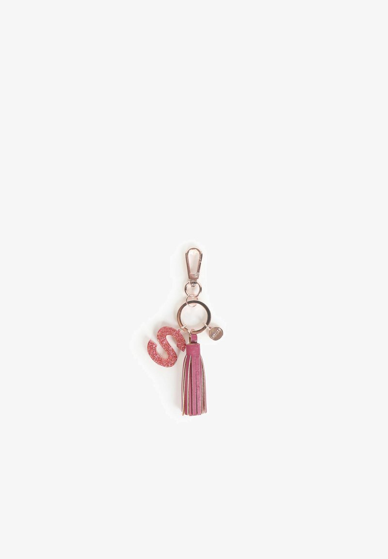 Llavero con un cierre en oro rosa, que presenta una 'S' de purpurina rosa, un borlón texturizado en rosa y un charm metálico.