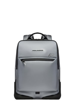 Grauer rechteckiger Rucksack mit vorderer Reißverschlusstasche, schwarzen Akzenten und Tragegriff oben, mit einem "Piquadro"-Logo nahe der oberen Mitte.