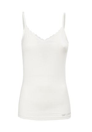 Hvid camisole med justerbare stropper, V-udskæring, bølget blondekant og glat bomuldsstof. Ingen bemærkelsesværdige mønstre eller detaljer.