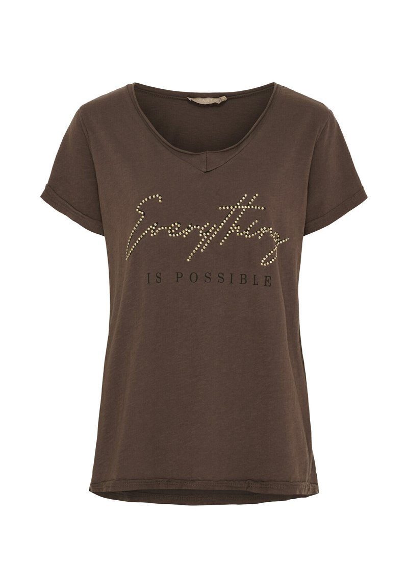 Brun kortærmet t-shirt med v-hals, prydet med metallic nitter tekst, der siger "Alt ER MULIGT" i en håndskrevet stil.