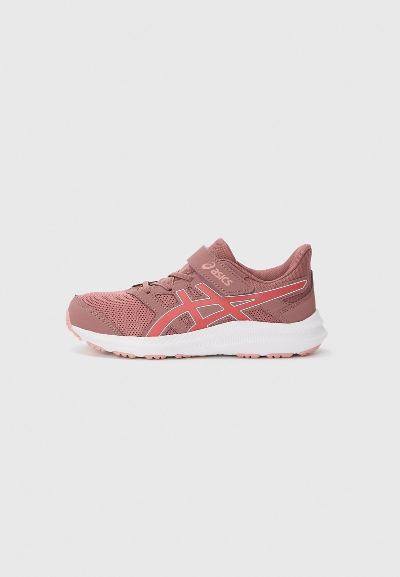 Des chaussures de sport roses en maille et matériaux synthétiques, avec une sangle à velcro, une semelle blanche et des accents rouges contrastants.