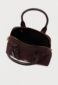 Bordeaux handtas van gestructureerd suede met een gouden rits, dubbele handgrepen en een binnencompartiment. Bevat een gladde leren riemdetail.