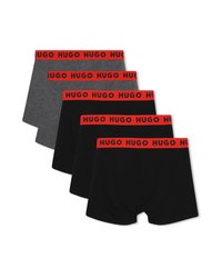 Πέντε αντρικά εσώρουχα-μπόξερ, σε μαύρο και σκούρο γκρι, καθένα με κόκκινη μέση που φέρει τη σήμανση "HUGO" με μαύρα γράμματα.