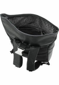 Mochila de cuero negro con un exterior texturizado, que cuenta con un interior espacioso, un compartimento con cremallera y correas ajustables.