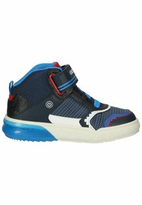 Baskets montantes avec une tige en mesh bleu marine agrémentée d'accents bleus et rouges, une sangle Velcro, et une semelle blanche avec une semelle extérieure en caoutchouc bleu.