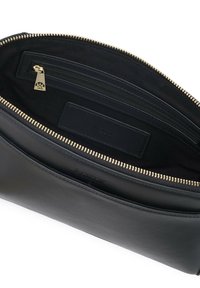 Pochette en cuir noir avec fermeture éclair dorée, montrant une poche intérieure zippée et une étiquette de marque cousue à l'intérieur.