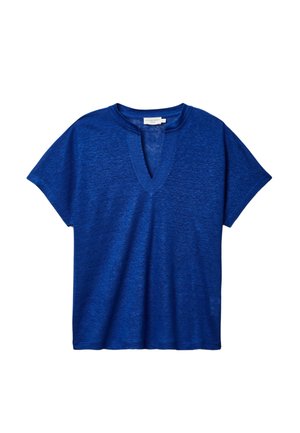 Chemise bleu à manches courtes avec un col rond à encoche en V et une coupe décontractée, présentée sur un fond blanc.