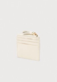 Kermainen nahkakorttikotelo, jossa on kolme korttipaikkaa ja ylhäällä vetoketjullinen pussi, jossa on yhteensopiva nahkatasseli.