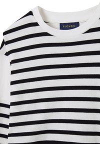 Gestreiftes T-Shirt in Weiß und Schwarz, hergestellt aus weicher Baumwolle. Mit Rundhalsausschnitt und breiten horizontalen Streifen. Markenlabel sichtbar.