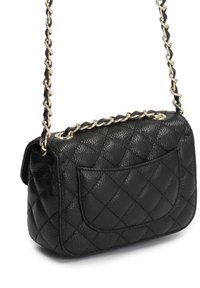 Borsa a tracolla in pelle nera trapuntata con una tracolla in catena dorata, caratterizzata da una tasca frontale e una forma rettangolare. Texture liscia e design snello.