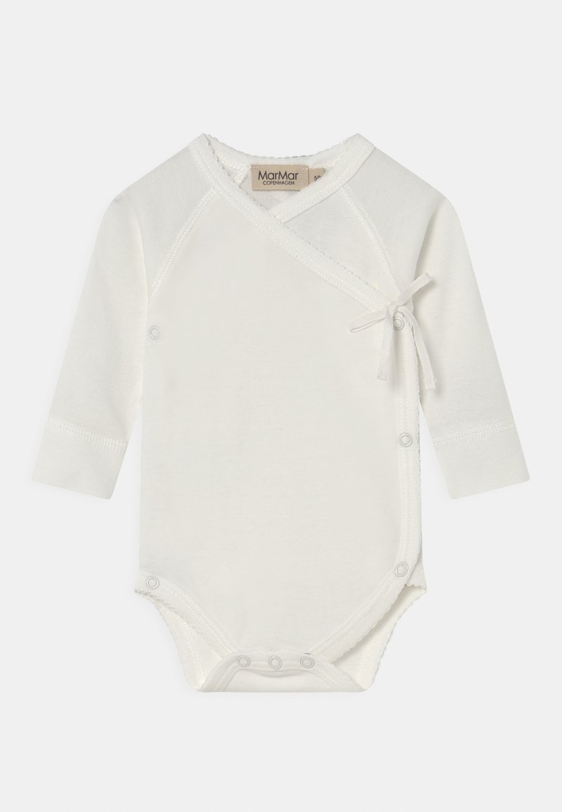 Bodysuit za dojenčad s dugim rukavima, u obliku omota, od mekog bijelog materijala. Ima detalj vezanja, kopčanje na snap i rebraste manžete. Glatka tekstura kroz cijeli proizvod.