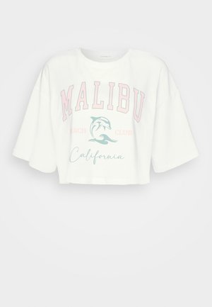 T-shirt blanc court avec des manches larges, texte "MALIBU Beach Club California" et un graphique de dauphin dans des couleurs pastel rose et bleue.
