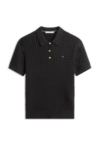 Polo noir à manches courtes avec motif en maille texturée, poignets et ourlet côtelés, trois boutons dorés et petit logo drapeau sur la poitrine.