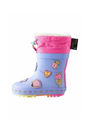 Bota impermeable infantil en color morado con un puño acolchado rosa, decorada con mariposas, corazones, flores y diseños de mariquitas de colores.