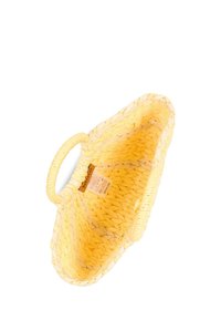 Cestino giallo intrecciato, forma ovale poco profonda, con manici su entrambi i lati, realizzato in fibre naturali, con una finitura testurizzata e un'etichetta all'interno.