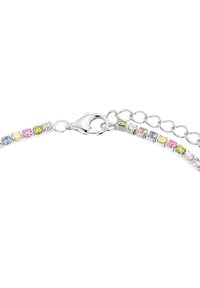 Pulsera de plata con piedras de circonio cúbico de colores múltiples en engastes cuadrados. Incluye un cierre de langosta y una cadena de extensión para ajustabilidad.