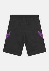 Pantaloni corti sportivi neri con vita elasticizzata e piccole tasche laterali, caratterizzati da motivi astratti in rosa e blu.