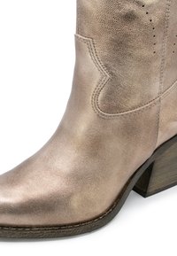 Metallisch bronze Cowboy-Stiefel mit spitzer Zehenform, strukturiertem Lederfinish, dekorativem Stickmuster und gestapeltem Holzabsatz.