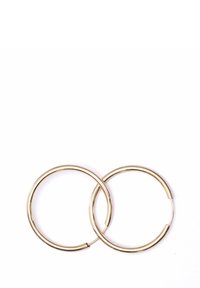 Goldene Creolen mit einer glatten, glänzenden Oberfläche und einem schlichten, kreisförmigen Design. Jede Creole ist unverziert und hat eine einheitliche Dicke.