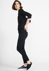 PETER HAHN Langarmshirt - black