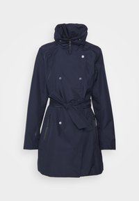 Manteau imperméable bleu marine à double boutonnage, col montant, ceinture de taille ajustable et deux poches latérales zippées.