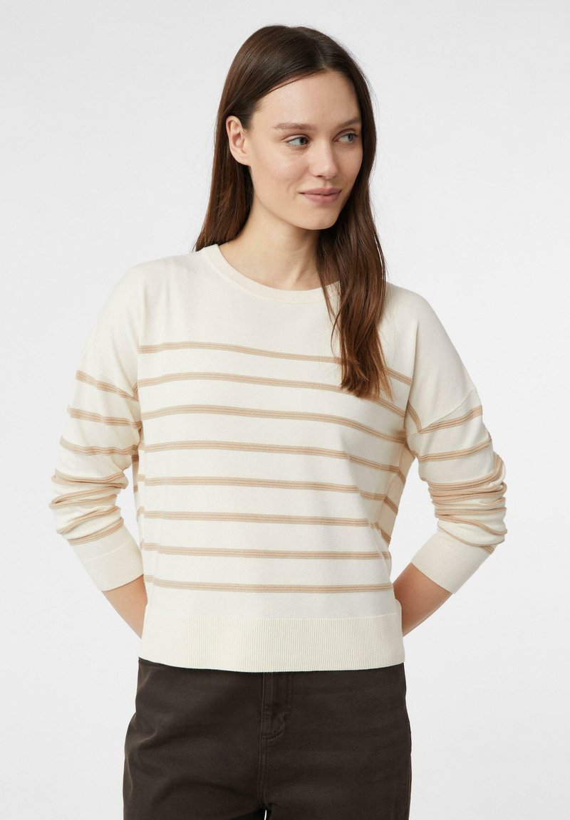 Beżowy sweter w paski wykonany z miękkiej dzianiny. Długie rękawy z ściągaczami na mankietach i u dołu. Neutralna paleta kolorów z poziomymi paskami.