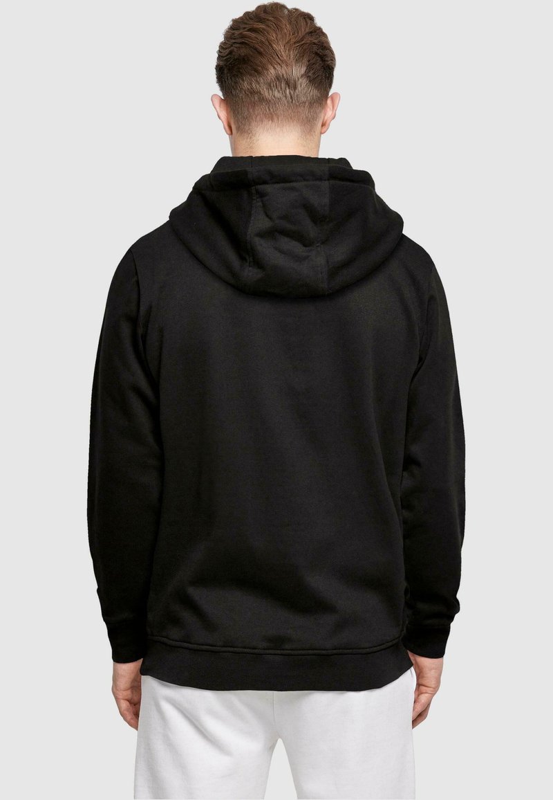 Felpa nera con cappuccio regolabile, realizzata in un tessuto morbido. Presenta un orlo e polsini a costine, con un design semplice e pulito.