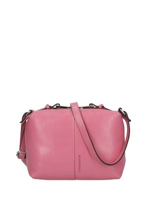 Sac bandoulière rectangulaire en cuir rose avec sangle réglable et logo Burkely vertical au centre à l'avant.