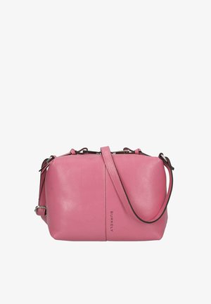 Sac bandoulière rectangulaire en cuir rose avec sangle réglable et logo Burkely vertical au centre à l'avant.