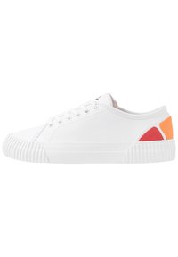 Sneakers bianchi in tela con suola in gomma, caratterizzati da accenti colorati in rosso e arancione sul tallone. Design low-top e punta rotonda.