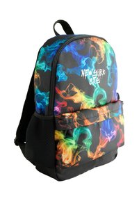 Rucksack mit schwarzem Grund und buntem Raucheffekt in Blau, Orange, Grün und Lila. Verfügt über eine vordere Reißverschlusstasche und einen oberen Griff.