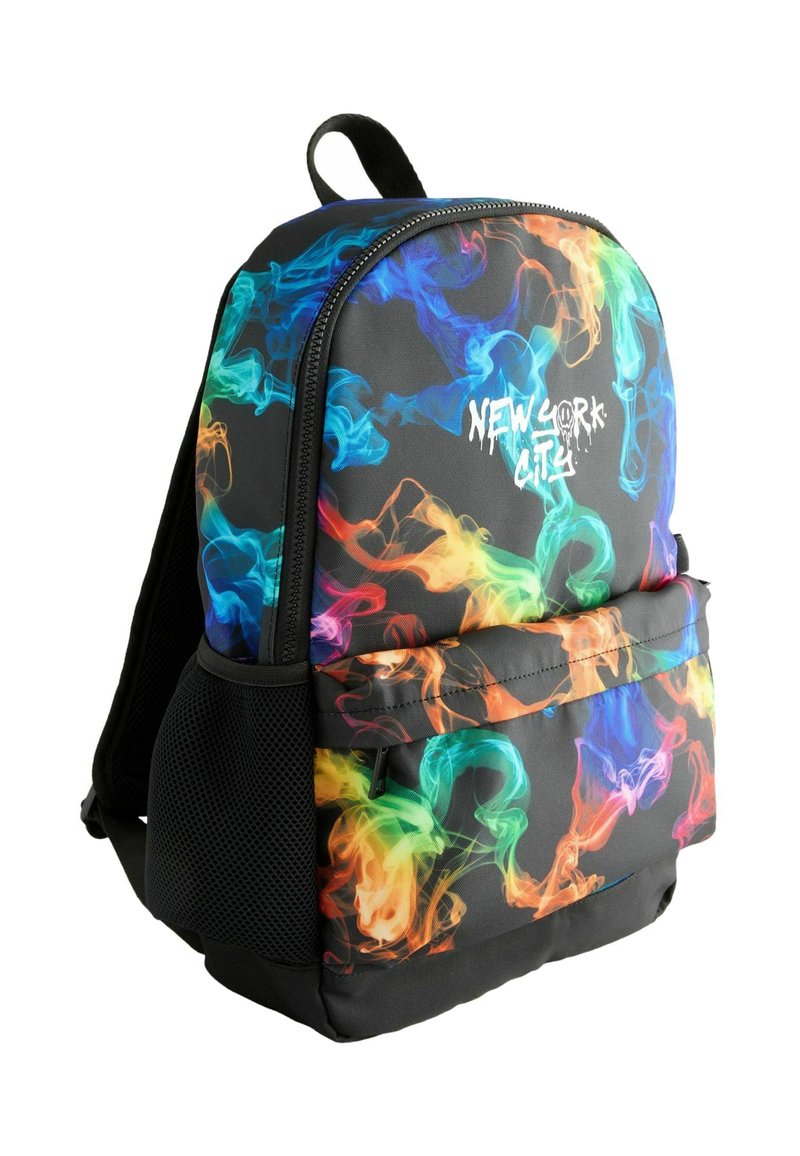 Rucksack mit schwarzem Grund und buntem Raucheffekt in Blau, Orange, Grün und Lila. Verfügt über eine vordere Reißverschlusstasche und einen oberen Griff.
