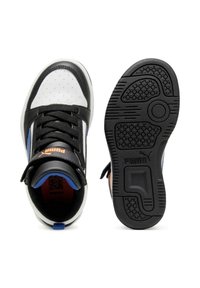 Schwarz-weiße High-Top-Sneaker mit blauen Akzenten, strukturierter Gummisohle, rundem Zehenbereich und gepolstertem Kragen. PUMA-Logo auf der Zunge.