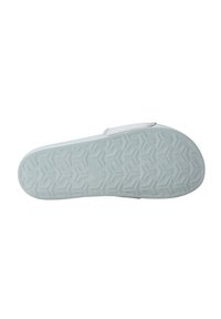 Suela de sandalia azul claro con un patrón de agarre texturizado y bordes ligeramente elevados, que cuenta con una correa blanca ajustable para un ajuste seguro.