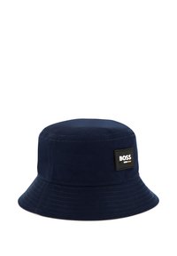 Marineblauwe emmerhoed van katoen, met een platte kroon, brede rand en een rechthoekige zwarte patch met het "BOSS"-logo aan de zijkant.