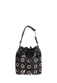 Černá kožená kabela ve tvaru vědra s velkými zlatými oky, pleteným koženým stahovacím šňůrkem a texturovaným ramenním popruhem.