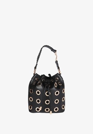 Sort læder spandtaske med store guldfarvede øjelet cutouts, en flettet læder snorelukning og en struktureret skulderrem.