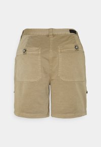 Beiga shorts med två knäppfickor på bakpanelen, bältesöglor och synliga sömmar mot en plain vit bakgrund.