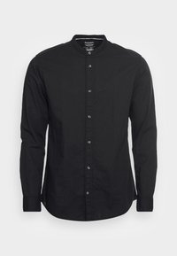 Camicia nera a maniche lunghe con colletto alla cinese, chiusura con bottoni e una texture di tessuto liscia. Presenta una vestibilità su misura e orlo arrotondato.