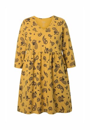 Mosterdgele jurk met zwart paisleypatroon, V-hals en driekwart mouwen, voorzien van een gathered taille en losse pasvorm.