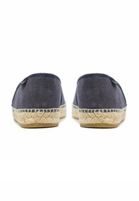 Een paar marineblauwe espadrilles met gevlochten jute zolen, vanachter weergegeven tegen een witte achtergrond.