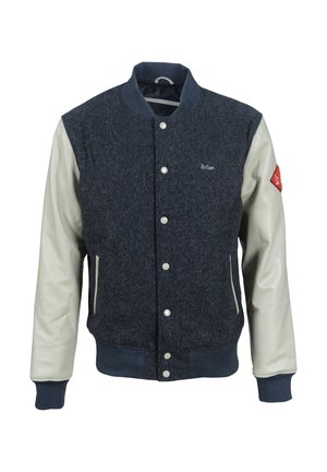 Ciemnoszara wełniana kurtka varsity z białymi skórzanymi rękawami, zatrzaskami, prążkowanym kołnierzem i mankietami, bocznymi kieszeniami oraz czerwoną naszywką na lewym ramieniu.
