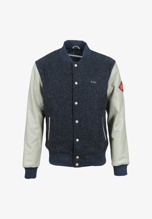 Ciemnoszara wełniana kurtka varsity z białymi skórzanymi rękawami, zatrzaskami, prążkowanym kołnierzem i mankietami, bocznymi kieszeniami oraz czerwoną naszywką na lewym ramieniu.