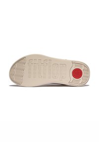 Beige rubberen schoenzool met het reliëf "fitflop" logo, gestructureerde patronen en een cirkelvormige rode accent in het hielgebied.